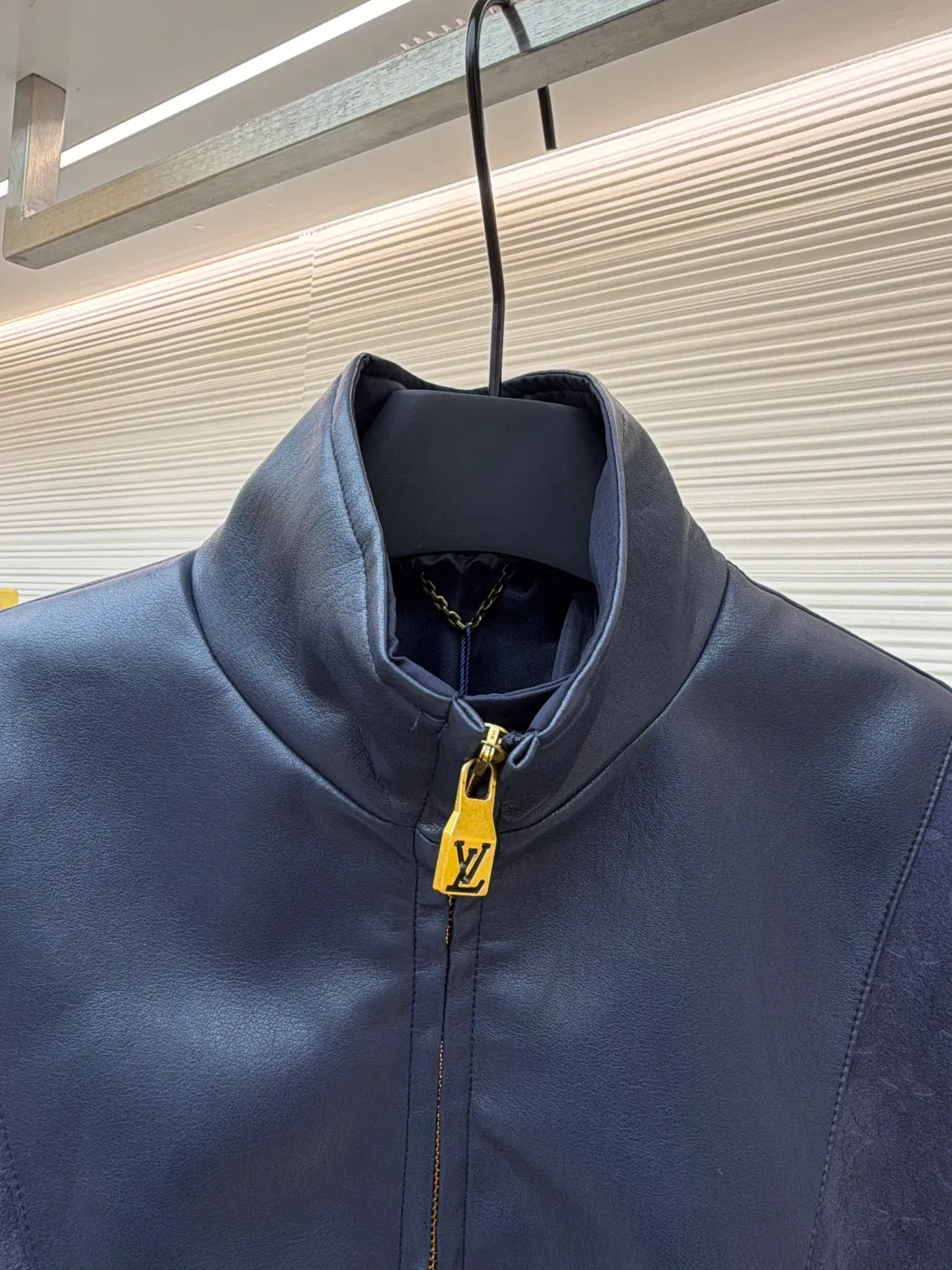 LOUIS VUITTON Presbyopic embossed stitching leather jacket ●Original version: Purchased and developed by 34774 ●Item number: 1681869-C20 ●Fabric: nylon fabric ●Technology: embossed production ●Version: fitted version ●Weight: about 835 grams ●Size: 46-48-50-52 ●Description: The main body of the garment is made of 100% nylon material, which is very breathable. You will not feel stuffy at all when wearing it. The cuffs, collar and front are all made of soft sheep leather, which is smooth to the touch and has a full texture! Classic Monogram embossed suede leather inserts. The high collar design with elastic cuffs and hem is not only windproof and warm, but also allows you to move freely without feeling restricted at all! The zipper opening and closing design on the side is also very considerate, making it very convenient to put on and take off. There are also practical pockets on both sides, which can hold many small items. It is fully functional and can be matched with many types of clothing to create a fashionable look. The overall wiring is straight and delicate, the fabric is comfortable and soft, and the color is consistent without color difference. It can be matched with the same style to create a fashionable look and control various occasions. Customized accessories, complete with three standards, same style for men and women!